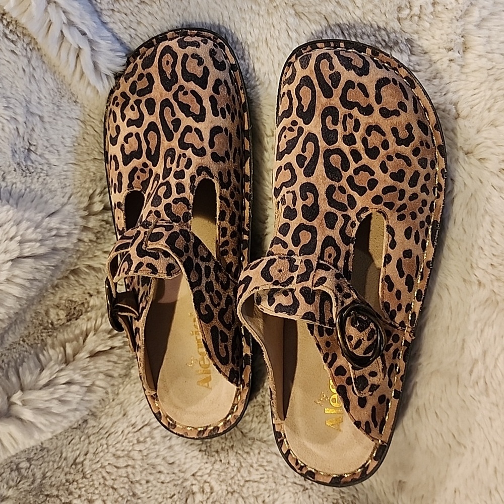 Alegria Clogs womens size 9. Leopard/cheetah.